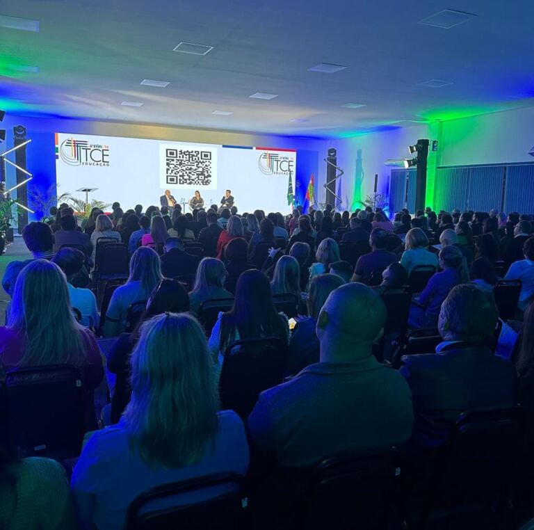 Evidenciando a educação catarinense, presidente compõe palestra de abertura no Fórum TCE Educação, em Chapecó (SC)