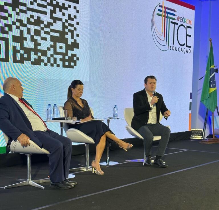 Evidenciando a educação catarinense, presidente compõe palestra de abertura no Fórum TCE Educação, em Chapecó (SC)