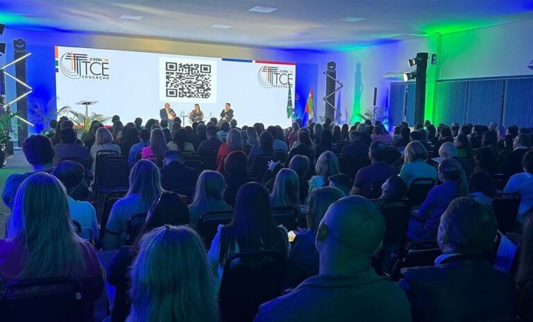 Evidenciando a educação catarinense, presidente compõe palestra de abertura no Fórum TCE Educação, em Chapecó (SC)