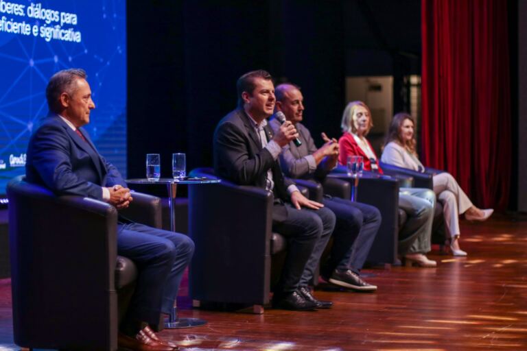 Apresentações culturais e curadoria do oeste catarinense marcam abertura do 5º Seminário da Undime-SC, em Chapecó