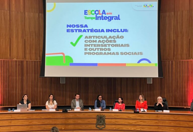 Presidente da Undime-SC apresenta case do município de São Lourenço do Oeste durante Ciclo de Seminários Escola em Tempo Integral, em Porto Alegre/RS