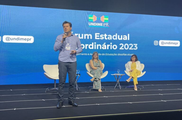 Presidente aponta a gestão democrática como reflexo da qualidade de ensino em apresentação no Fórum Estadual da Undime, no Paraná