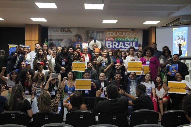 Membros da Comissão de Políticas para Juventudes do MEC tomam posse