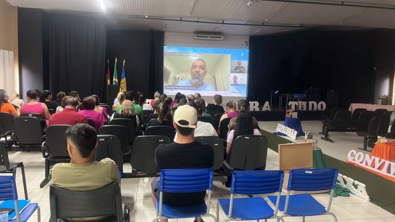 Palestra de abertura do ano letivo com Geraldo Peçanha de Almeida mobilizou redes municipais de ensino de Santa Catarina
