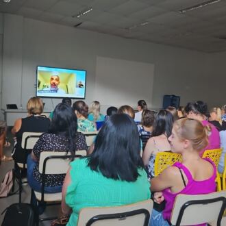 Palestra de abertura do ano letivo com Geraldo Peçanha de Almeida mobilizou redes municipais de ensino de Santa Catarina