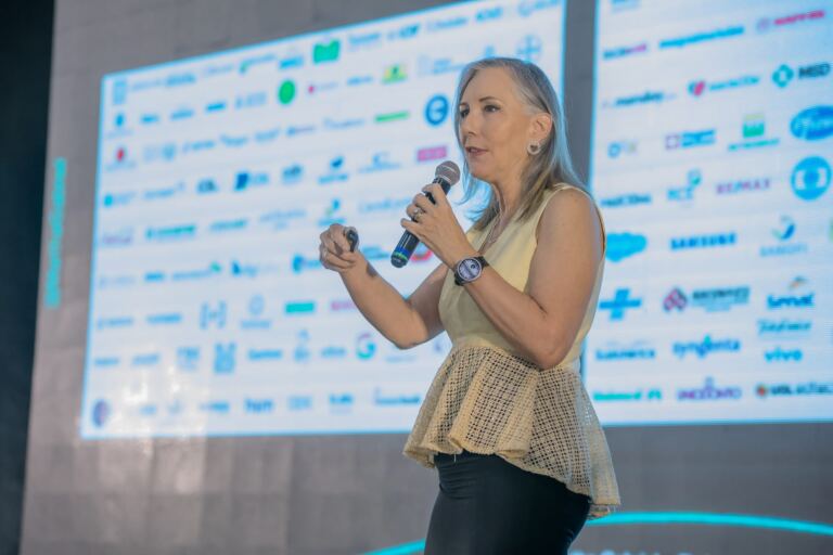 “Para entender o mundo é preciso entender que a tecnologia mudou”, destaca Martha Gabriel durante fala no Fórum