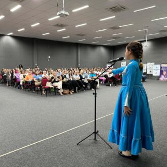 Apresentação de estudantes da rede municipal de Criciúma marca a abertura do Encontro Regional da Undime-SC na Região da AMREC