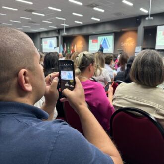 Apresentação de estudantes da rede municipal de Criciúma marca a abertura do Encontro Regional da Undime-SC na Região da AMREC