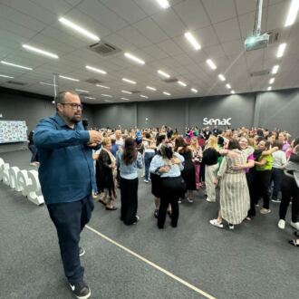 Apresentação de estudantes da rede municipal de Criciúma marca a abertura do Encontro Regional da Undime-SC na Região da AMREC