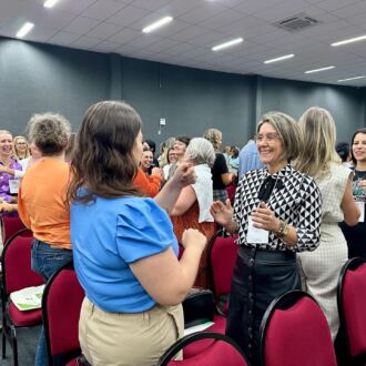 Apresentação de estudantes da rede municipal de Criciúma marca a abertura do Encontro Regional da Undime-SC na Região da AMREC