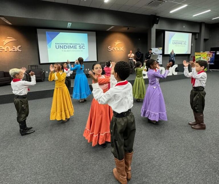 Apresentação de estudantes da rede municipal de Criciúma marca a abertura do Encontro Regional da Undime-SC na Região da AMREC