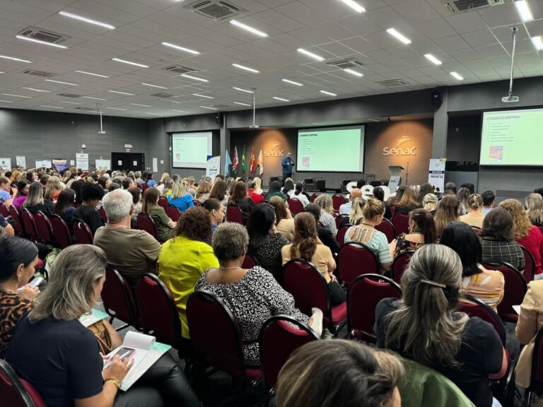 Apresentação de estudantes da rede municipal de Criciúma marca a abertura do Encontro Regional da Undime-SC na Região da AMREC