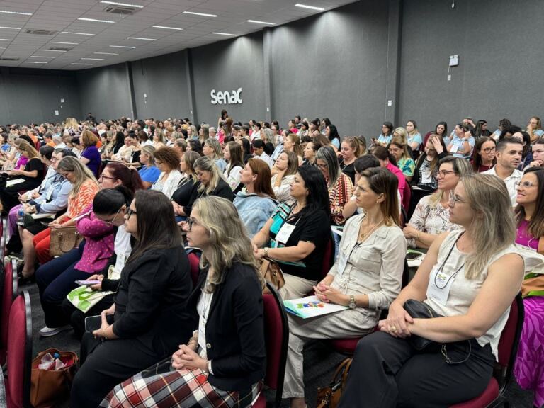 Apresentação de estudantes da rede municipal de Criciúma marca a abertura do Encontro Regional da Undime-SC na Região da AMREC