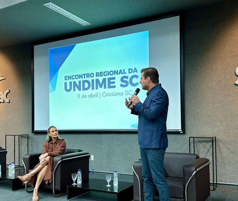 Apresentação de estudantes da rede municipal de Criciúma marca a abertura do Encontro Regional da Undime-SC na Região da AMREC