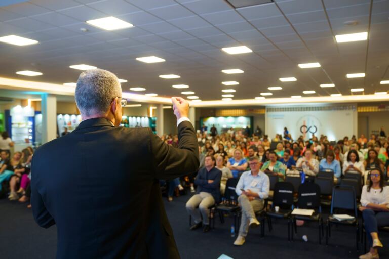 Conversa sobre como fazer uma transição transparente na rede municipal encerra o primeiro dia de debates no Seminário da Undime-SC