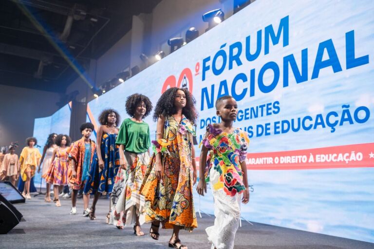 Desfile “MINHA GAL” e Painel sobre Alfabetização abrem do segundo dia do Fórum Nacional
