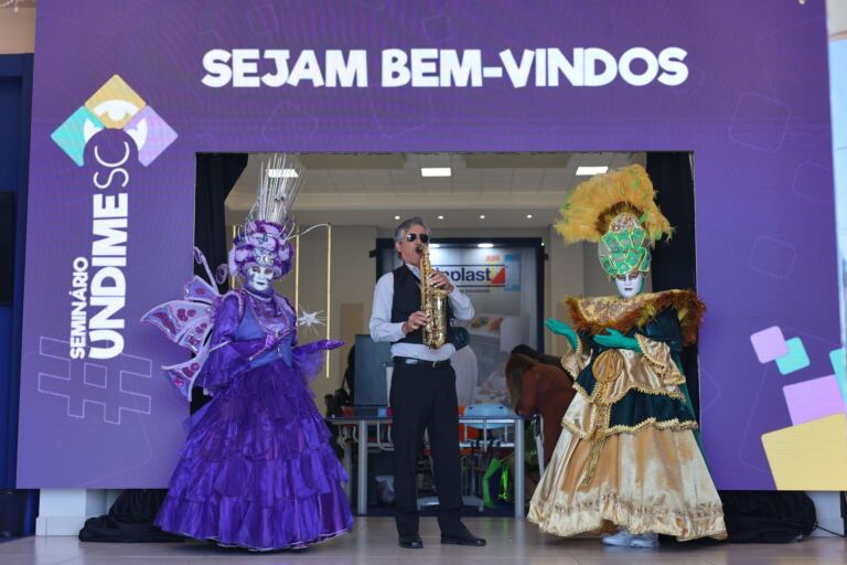 Recepção acolhedora e apresentações artísticas marcam a abertura do Seminário Undime-SC