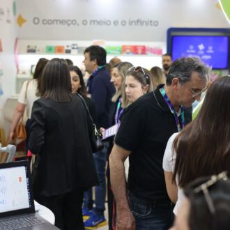 Recepção acolhedora e apresentações artísticas marcam a abertura do Seminário Undime-SC