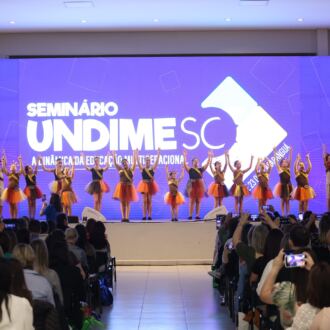 Recepção acolhedora e apresentações artísticas marcam a abertura do Seminário Undime-SC