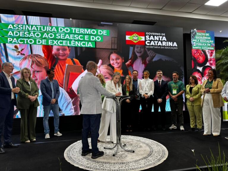 Undime-SC firma compromisso com o Pacto de Excelência pela Educação Pública de Santa Catarina, durante evento em São José