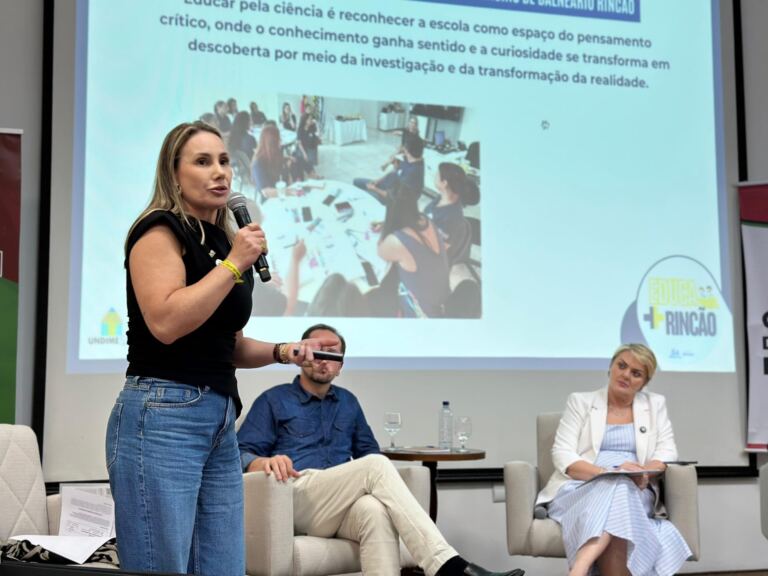 Presidente da Undime-SC destaca a curiosidade na promoção da ciência desde a educação infantil, em evento na Udesc