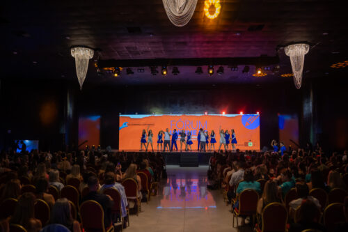 Recepção afetiva e espetáculo musical marcam a abertura do Fórum Undime SC 2026