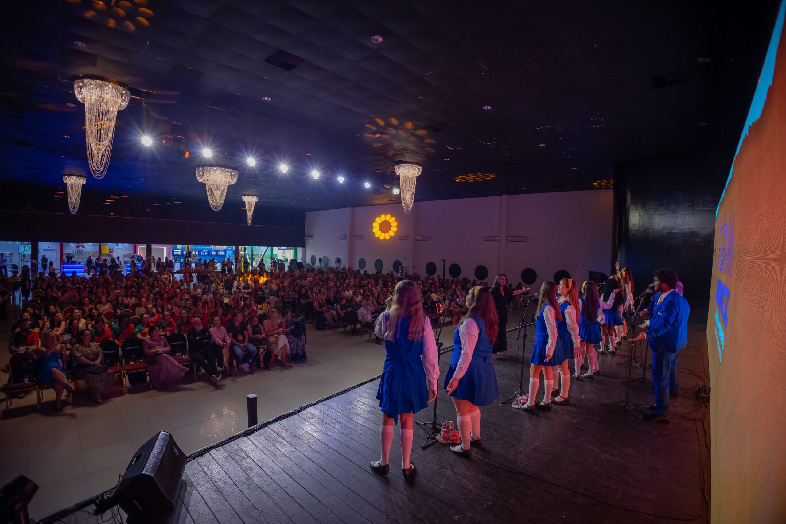 Recepção afetiva e espetáculo musical marcam a abertura do Fórum Undime SC 2026