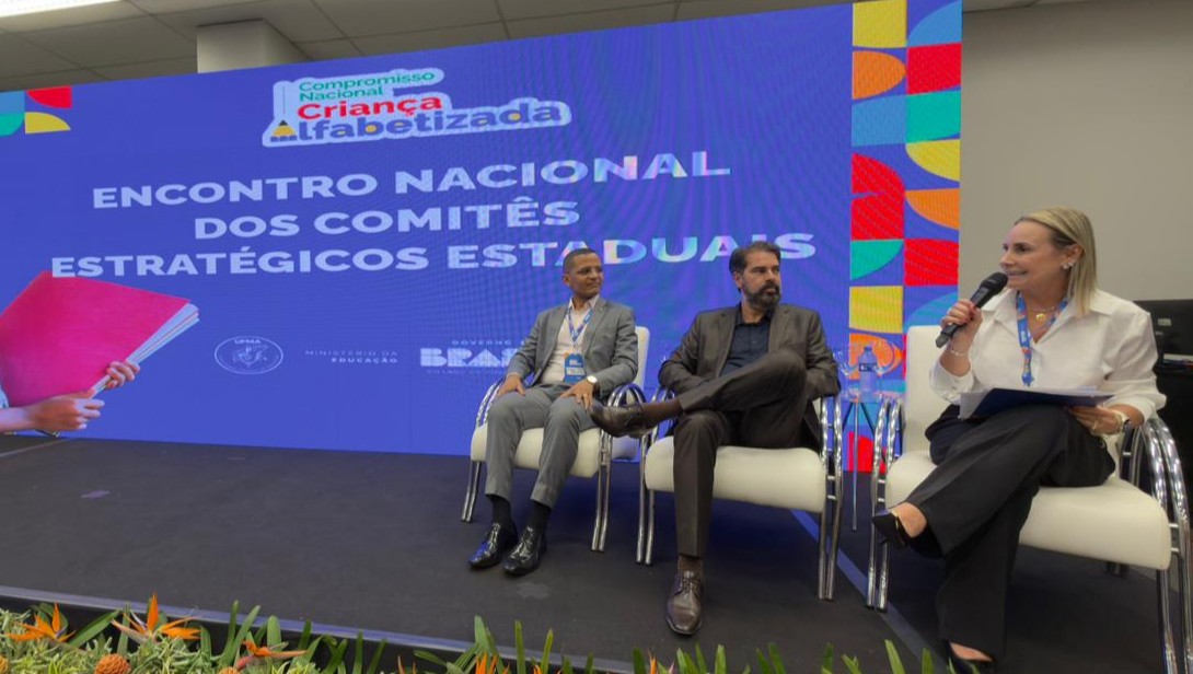 Presidente da Undime-SC media painel sobre liderança estratégica na alfabetização em encontro nacional do MEC