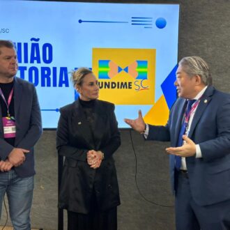 Undime-SC encerra programação no Summit Cidades 2026 com assinatura de acordo inédito e reunião ampliada da diretoria