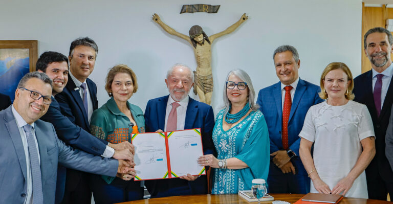 Assinada Medida Provisória que prevê atualização do piso do magistério