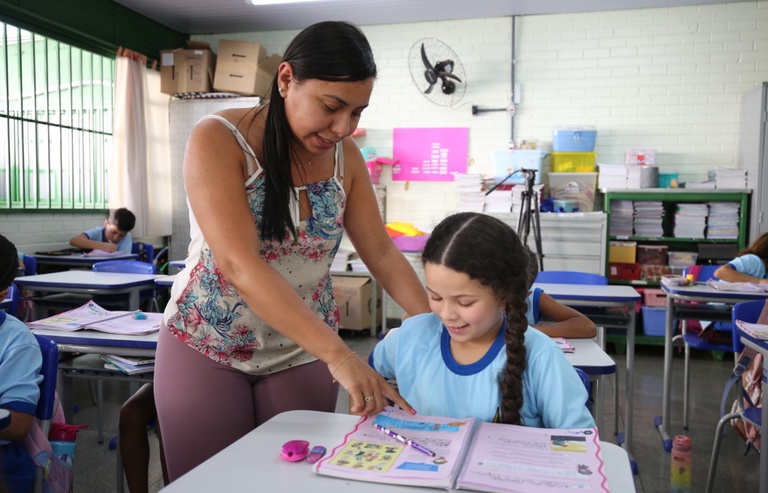 Sancionado piso salarial para professores da educação básica