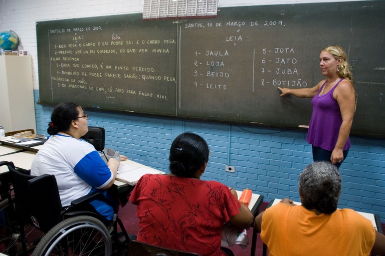 Portaria institui programa de formação para docentes da EJA