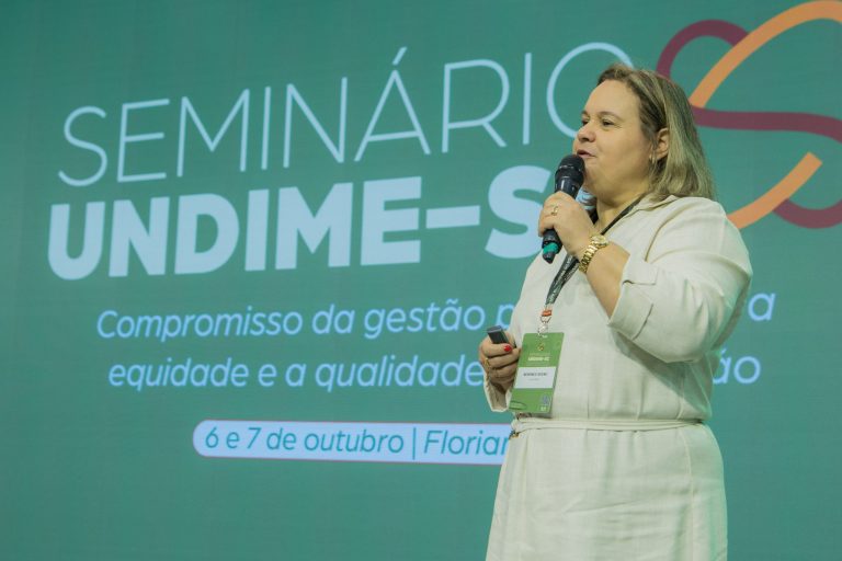 Alfabetização exige compromisso de toda a rede, defende Berenice Bueno durante Seminário