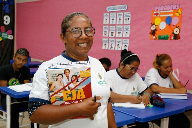 FNDE lança Guia Digital do PNLD 2026 para Educação de Jovens e Adultos