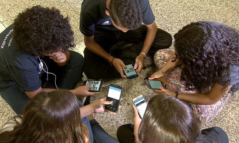 MEC discute papel da família no uso de celulares nas escolas